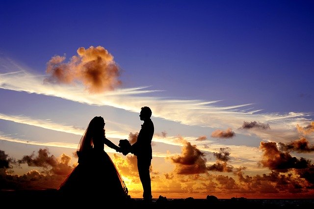 svatební pár při západu slunce